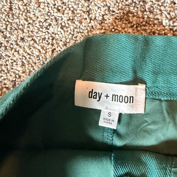 Green Pleated Mini Skirt / Skorts with Pockets - Picture 4 of 7